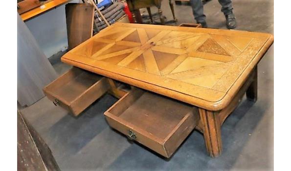 oude houten salontafel vv 3 houten schuiven afm plm 140x64cm, licht beschadigd